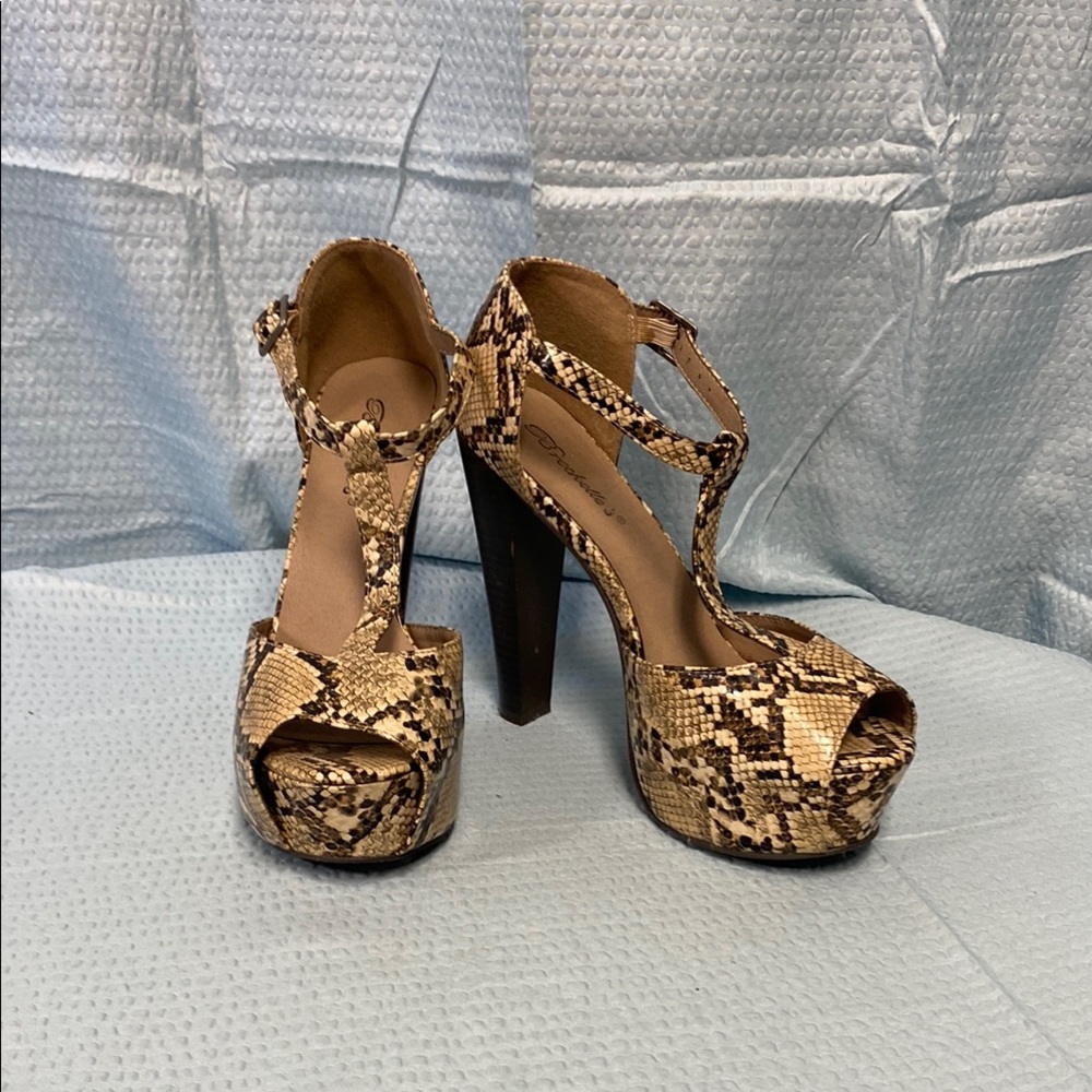 Breckelles size 9 Brown cream snakeskin Platform‎ chunky Heels with Ankle Straps